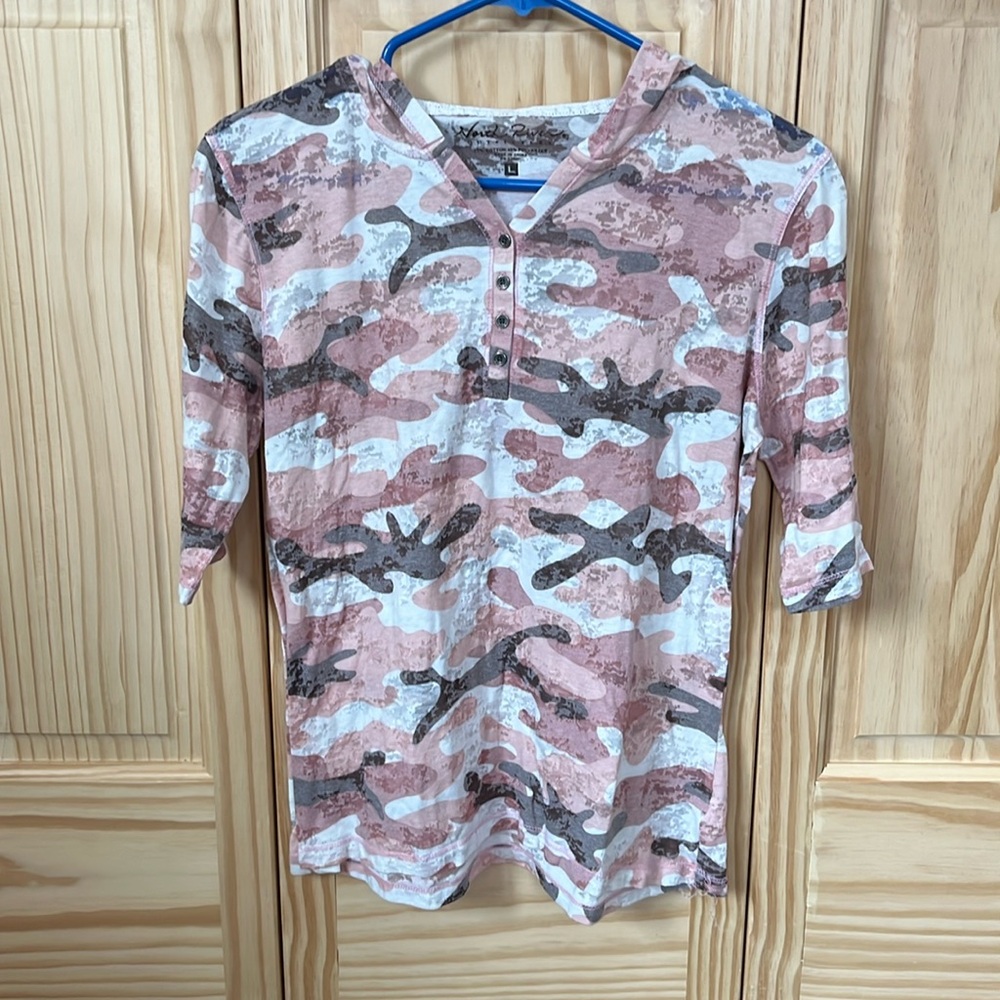 Women’s North Riverr pink,gray,white camo hooded short sleeve top. Sz. M